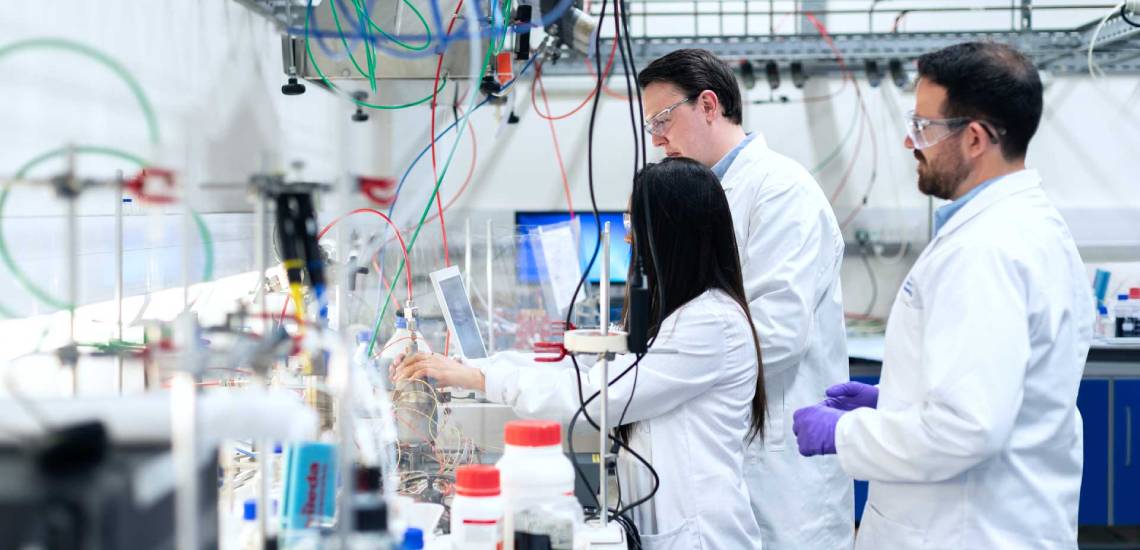 chemical-engineers-in-laboratory