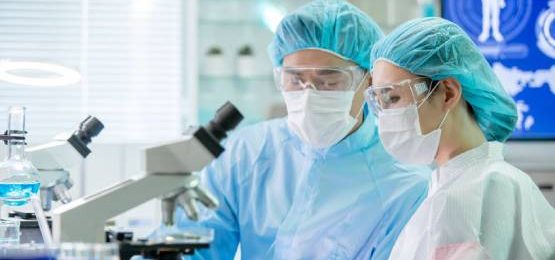 research-scientists-in-lab